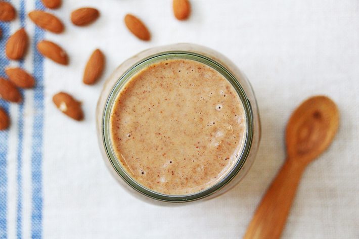 Deliciously Ella Banana Date and Almond Shake smoothie
